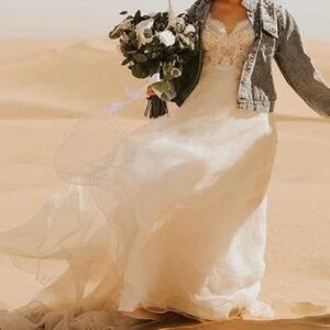 Ivory row elegant lace wedding dress 8/10 size